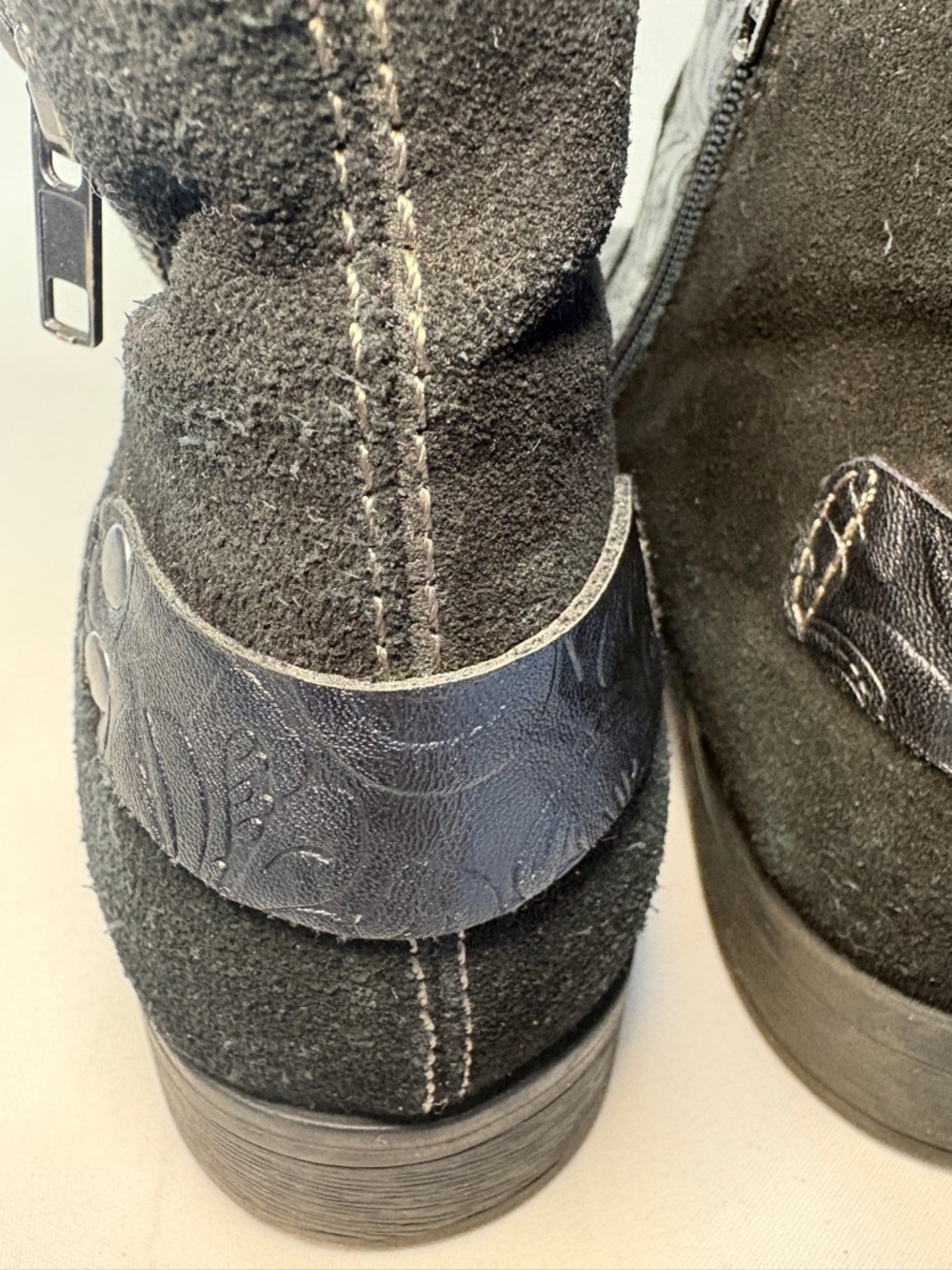 the Earth Origins Navigate Noah Leather & Suede Embossed Ankle Booties Size 9.5 - Picture 6 of 11